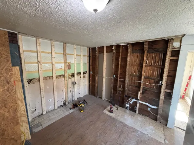 work photo from diamondwoodcontracting.com