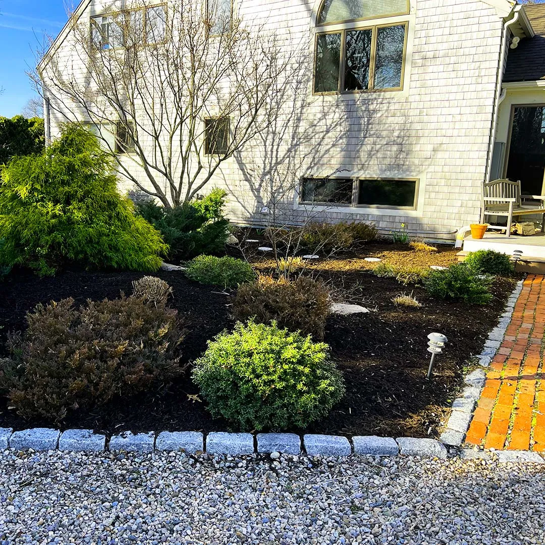 landscape bed with new mulch for mulch installation service near me