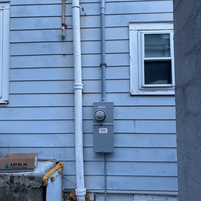 Replacement meter socket with emergency disconnect