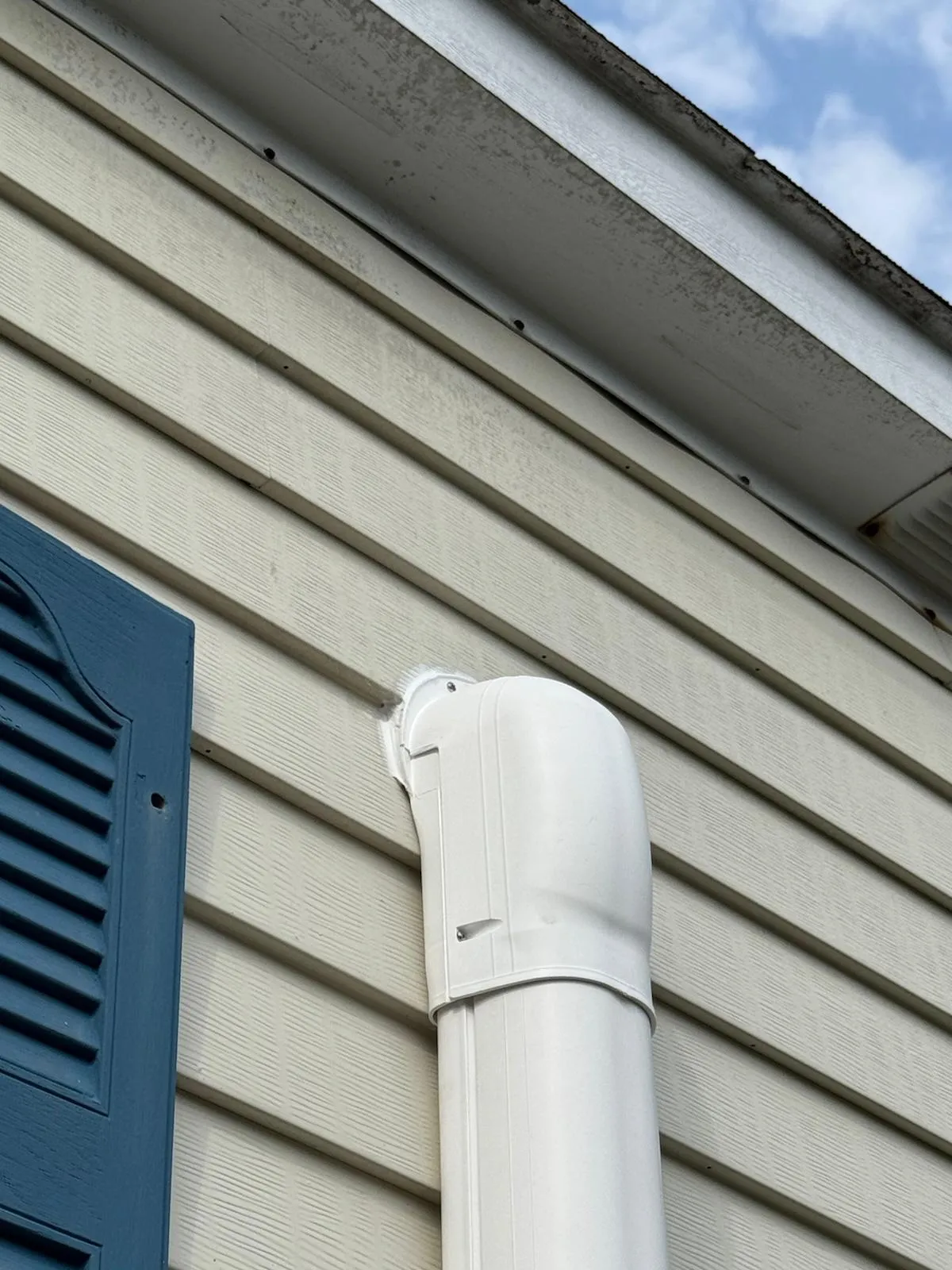 Clean installation of a residential cooling condenser unit