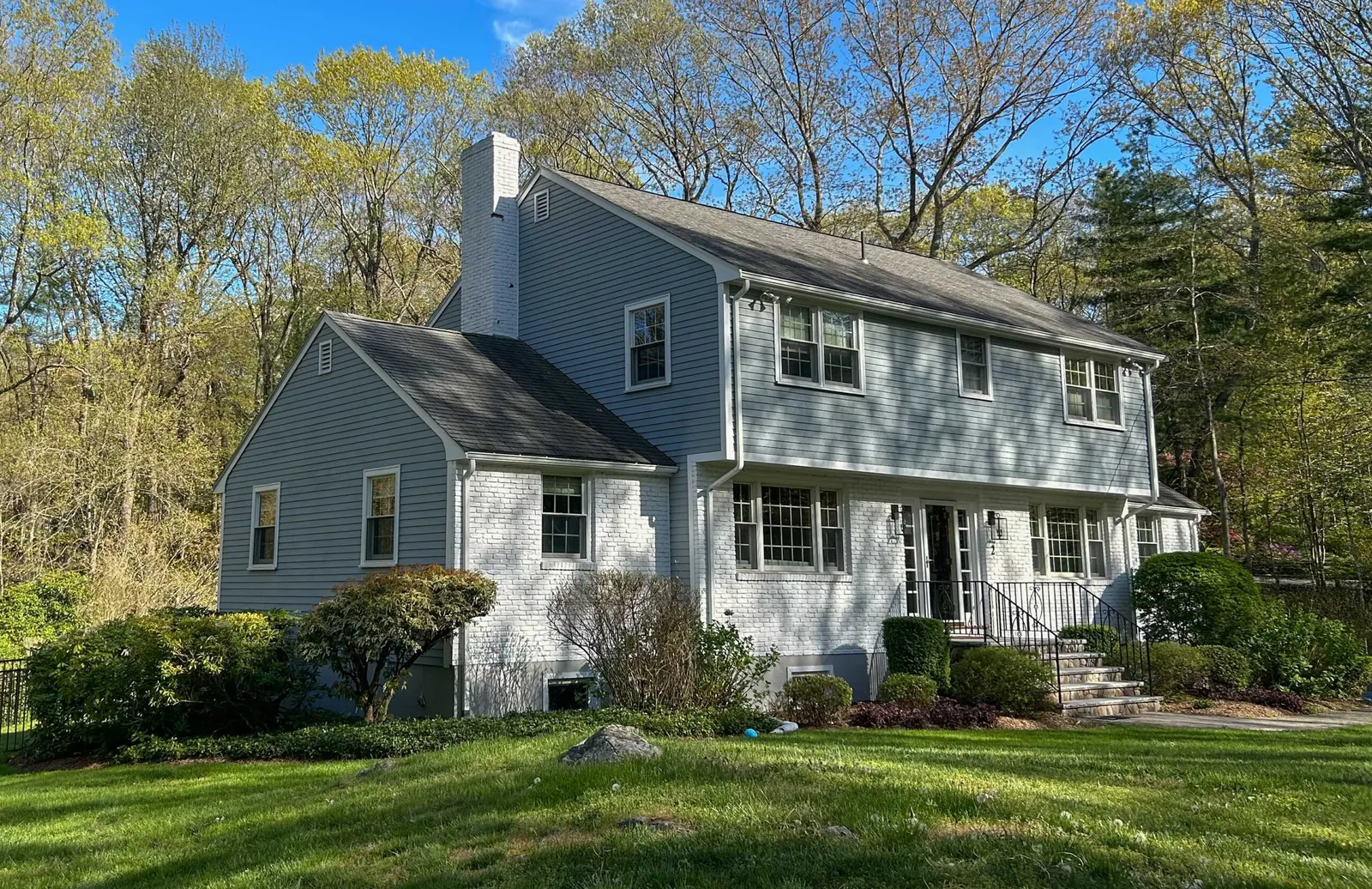 Colonial home with one story side part