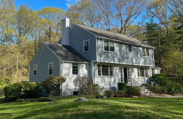 Colonial home with one story side part