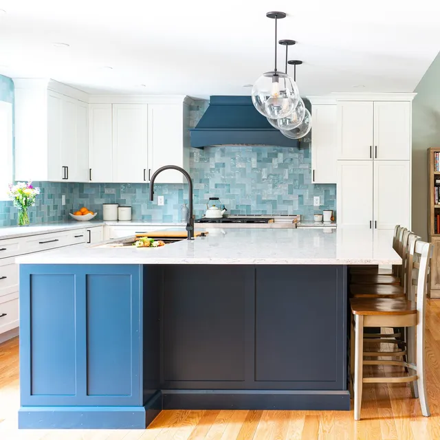 The best summer kitchens aren&rsquo;t just beautiful&hellip; they bring people together. ☀️

Think oversized islands, effortless flow, indoor-outdoor living, and spaces designed for slow summer evenings with family and friends. Plus, rhubarb simple s