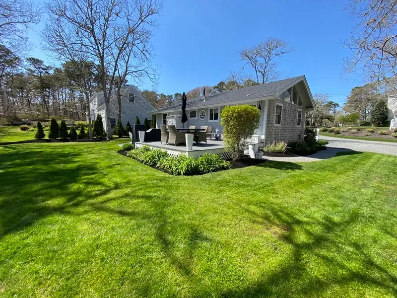 landscaping maintenance, shrub and bush trimming, mulch installation, sagamore, buzzards bay, south plymouth, cape cod, ma