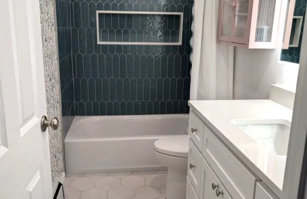 Glezen lane full bath view