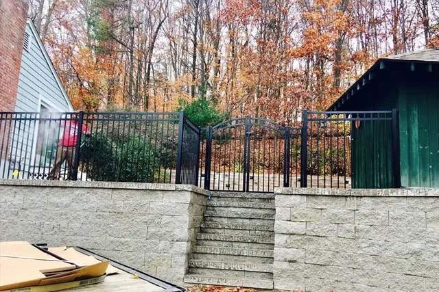 E&D fencing team installing a fence