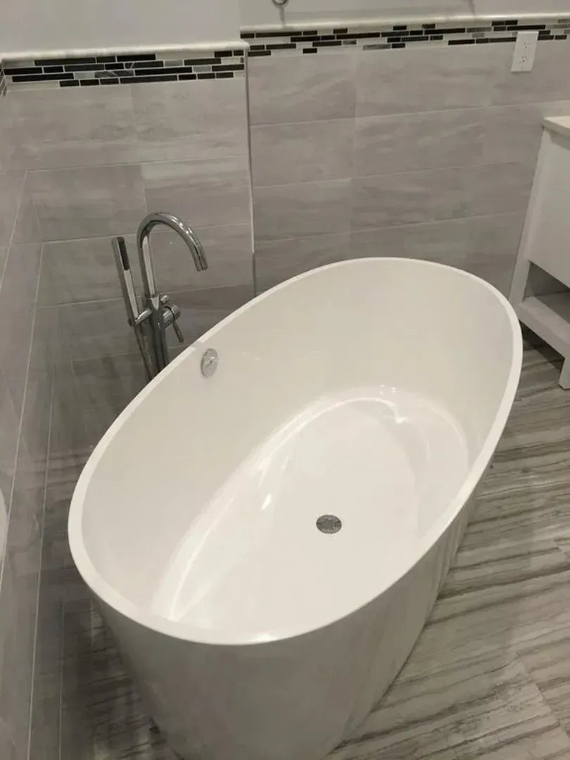 Freestanding soaking tub installation