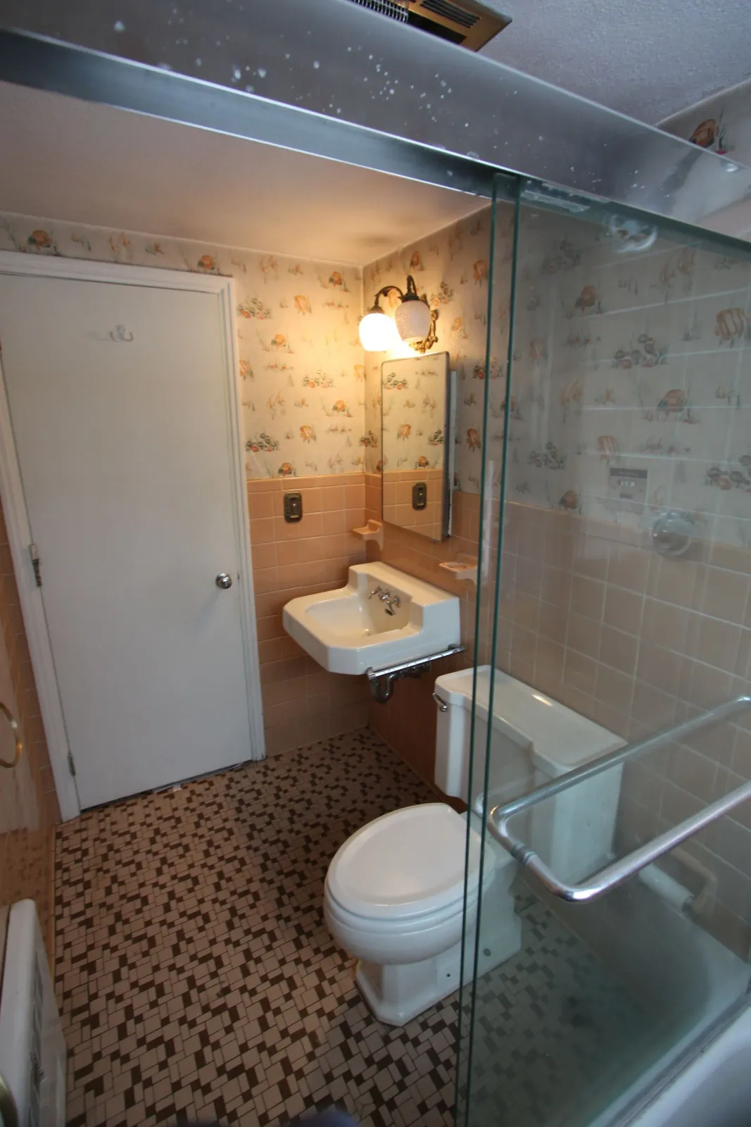 A bathroom with a toilet, a sink, and a bathtub.