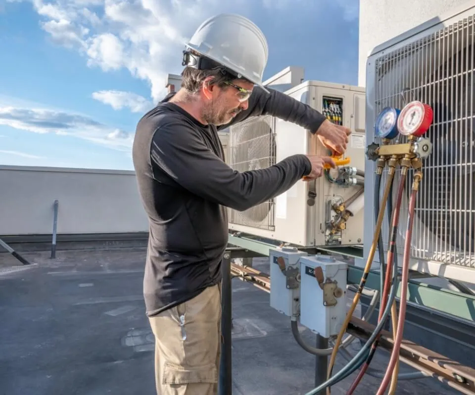 HVAC-Tech-Commercial-Roof-Units-Repair