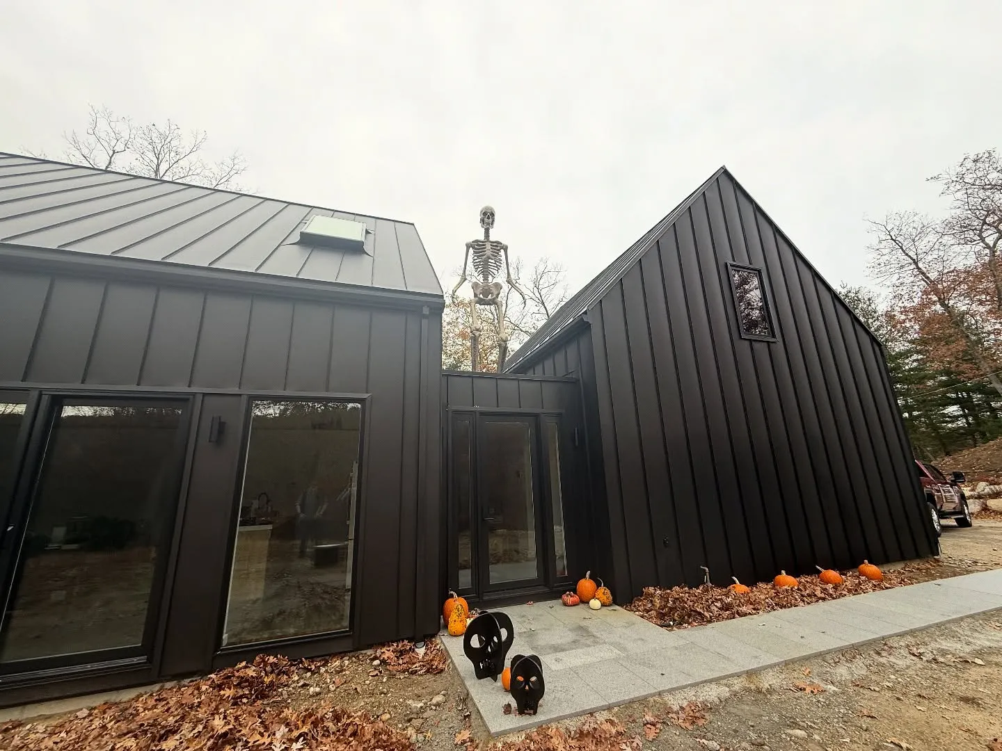 A few days late, but our clients nailed it with the perfect spot for this 12-foot skeleton! Honestly, this house was made for it—tucked perfectly between the structures. Happy Halloween from Echelon Builders! 🎃💀
#EchelonBuilders #CustomHomes #LuxuryHomes #Architecture #SmithfieldBuild #InteriorFinish #Millwork #CustomBuild #Halloween