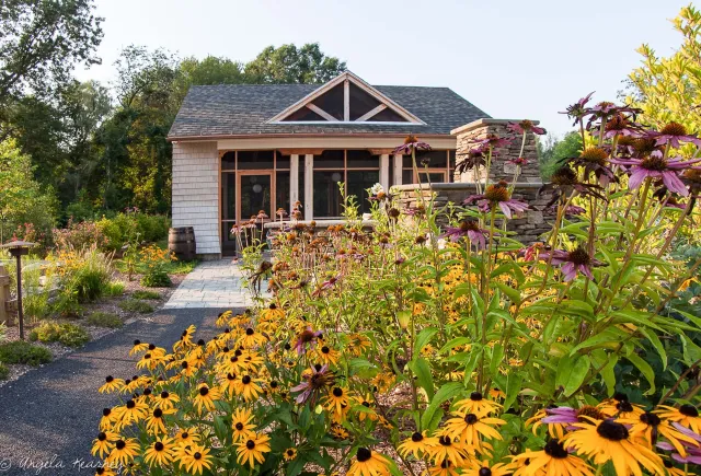 2026_MinglewoodLLC_HomepageSlideshow_Flowers.jpg