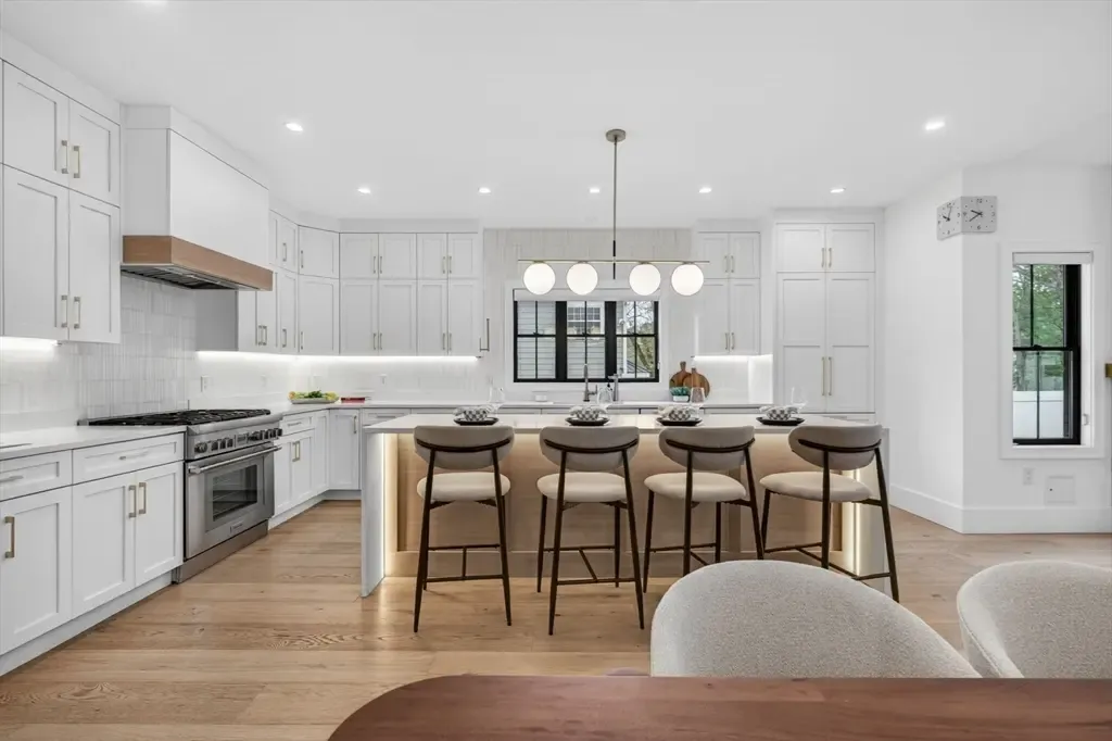 71 Cloverdale Rd, Newton, MA 02461