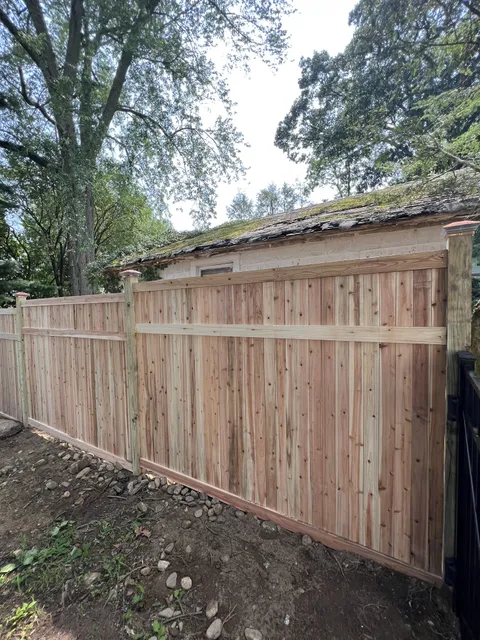 work photo from premiumfenceanddeck.com
