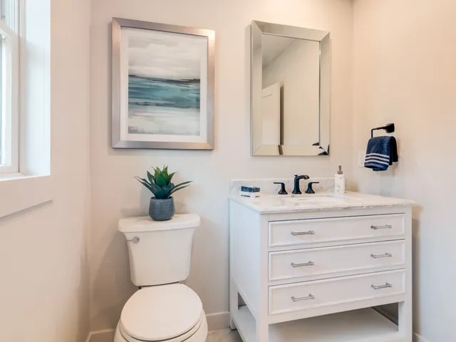 Bathroom vanity with quartz top