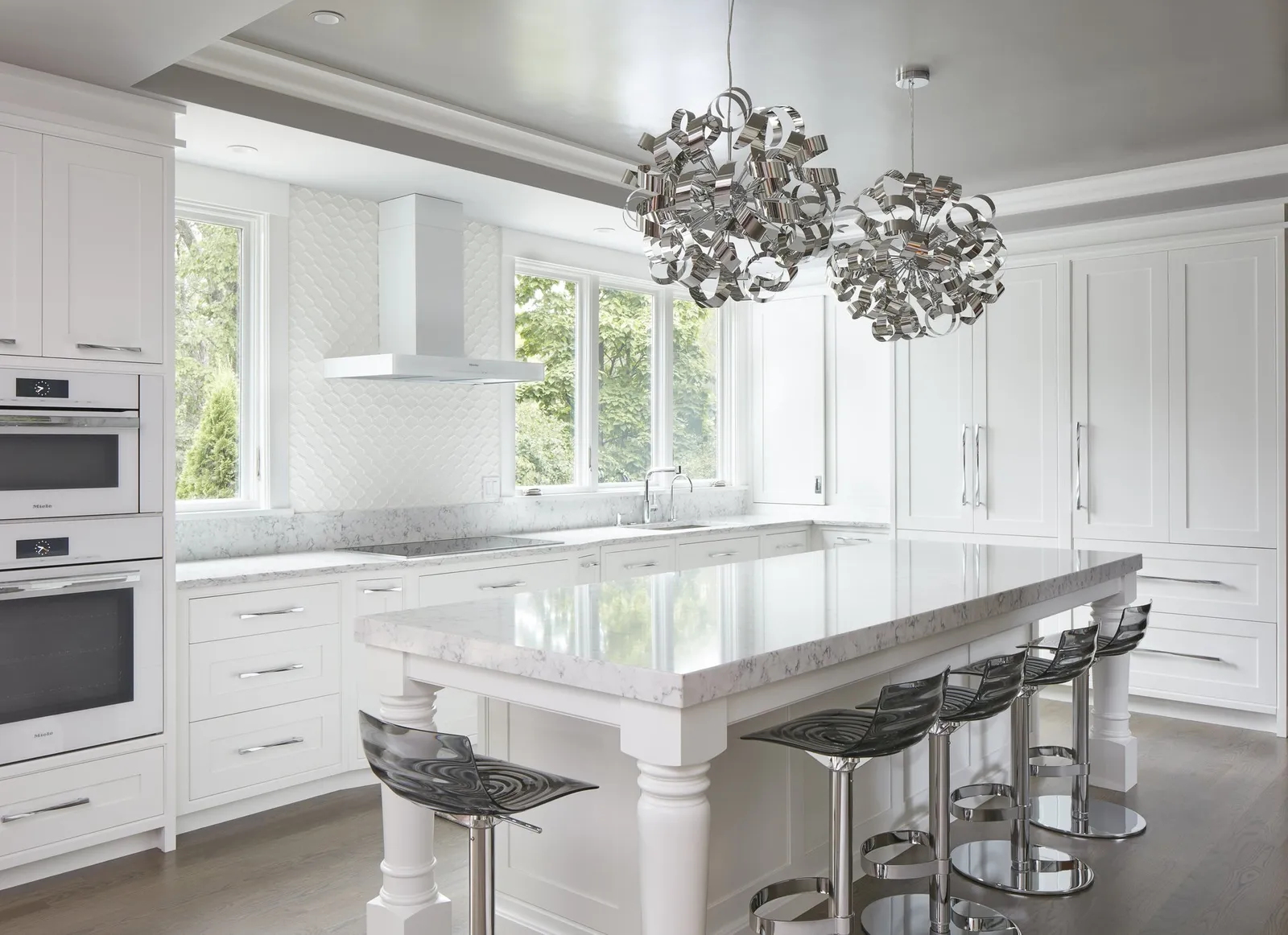 Kitchen with arabesque tile backsplash