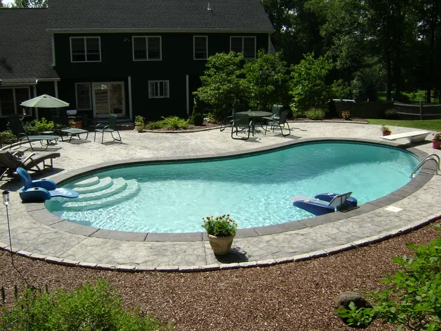 L&J POOLS work photo