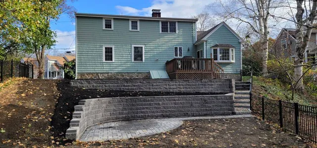 Retaining wall with steps