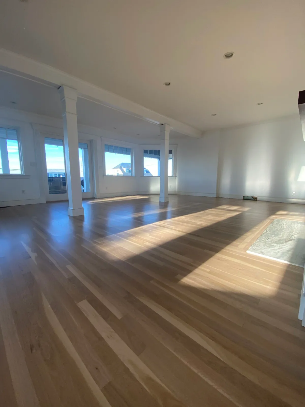 Finished floor in a coastal great room