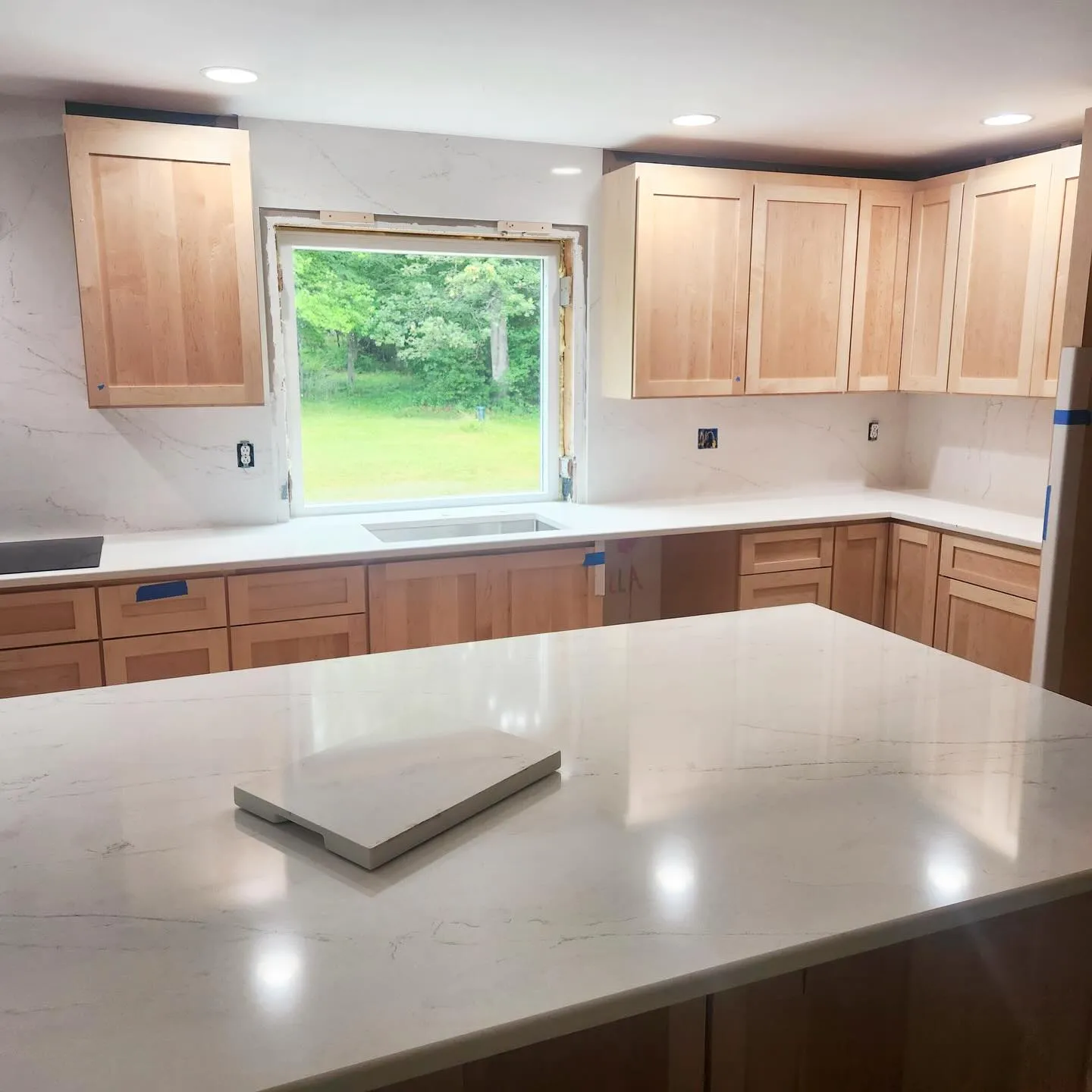 A beautiful addition of Costa Nova Quartz installed today in Westport, MA 🤩
🌟 Featuring a matching full backsplash