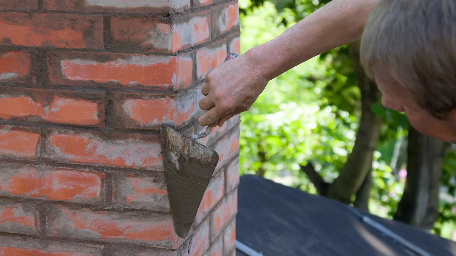 Chimney masonry repair with mortar