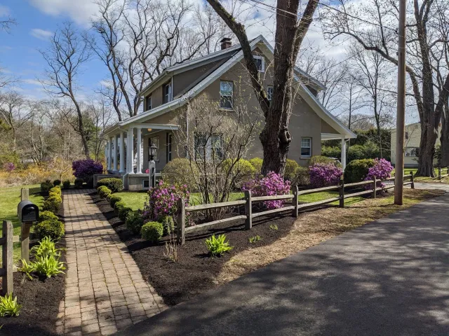 walkway with landscaping.jpeg
