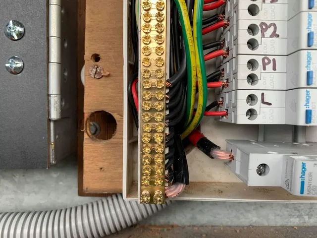 work photo from buttonwoonelectricians.com