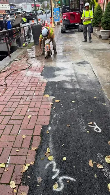 Happy to be finally done with this job under the bridge downtown in Northampton, MA. The crew did an excellent job managing both foot and vehicle traffic in this congested area. They worked safely, efficiently, and handled every challenge that came with working under the low bridge. Proud of the team for getting it done! 💪
#WhateverItTakes #AlwaysDeliver