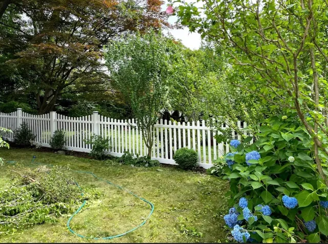 work photo from premiumfenceanddeck.com
