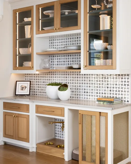 Function meets fine craftsmanship in this custom cabinetry installation. From the illuminated glass-front uppers to the natural oak details, brass mesh panels, and integrated pet station, every element was built to make this space as hardworking as it is beautiful.
Cabinetry: Fallon Fine Cabinetry
Interior Designer: @tastedesigninc 
Photographer: @emilyobrienphoto_design 
Architect: @slocumhalldesign 
#CustomCabinetry #CustomMillwork #LuxuryMillwork #LuxuryInteriors #LuxuryHomes #CustomHomes #InteriorDetails #CabinetryDesign #BuiltInCabinetry #FineWoodworking #ArchitecturalMillwork #InteriorInspiration #LuxuryHomeDesign #BespokeInteriors #KitchenDesign #OakCabinetry #HomeDetails #CustomBuilder #MassachusettsBuilder #NewEnglandHomes