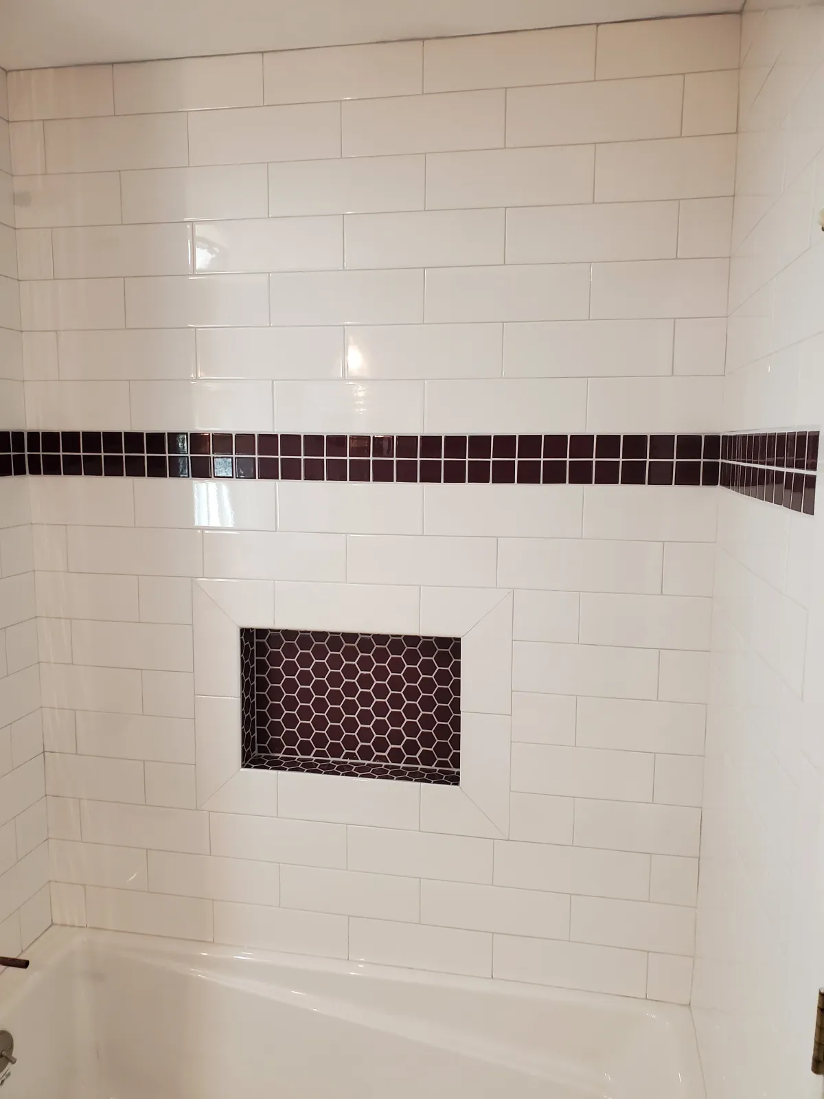 Tiled tub surround with accent band