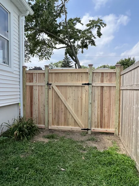 work photo from premiumfenceanddeck.com