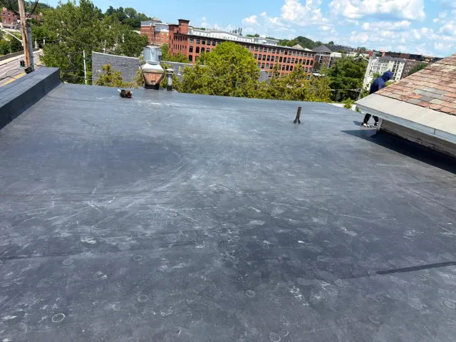 Metal roof vs asphalt shingles comparison for Vermont homes