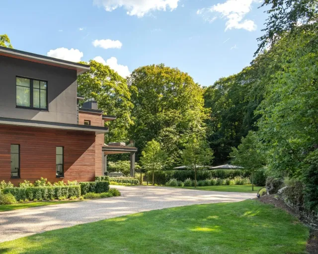 A landscape that opens up slowly.
Soft lawn edges, layered trees, and woodland views create breathing room&mdash;where architecture settles gently into the site and the outdoors feels both intentional and intuitive.

Photo @jaycohen13 

Team credits