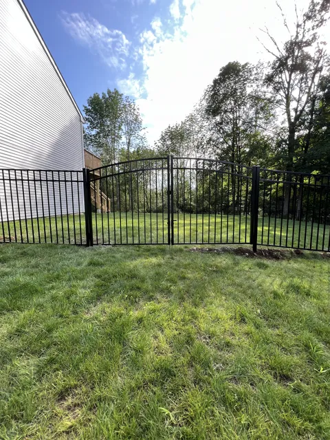 work photo from premiumfenceanddeck.com