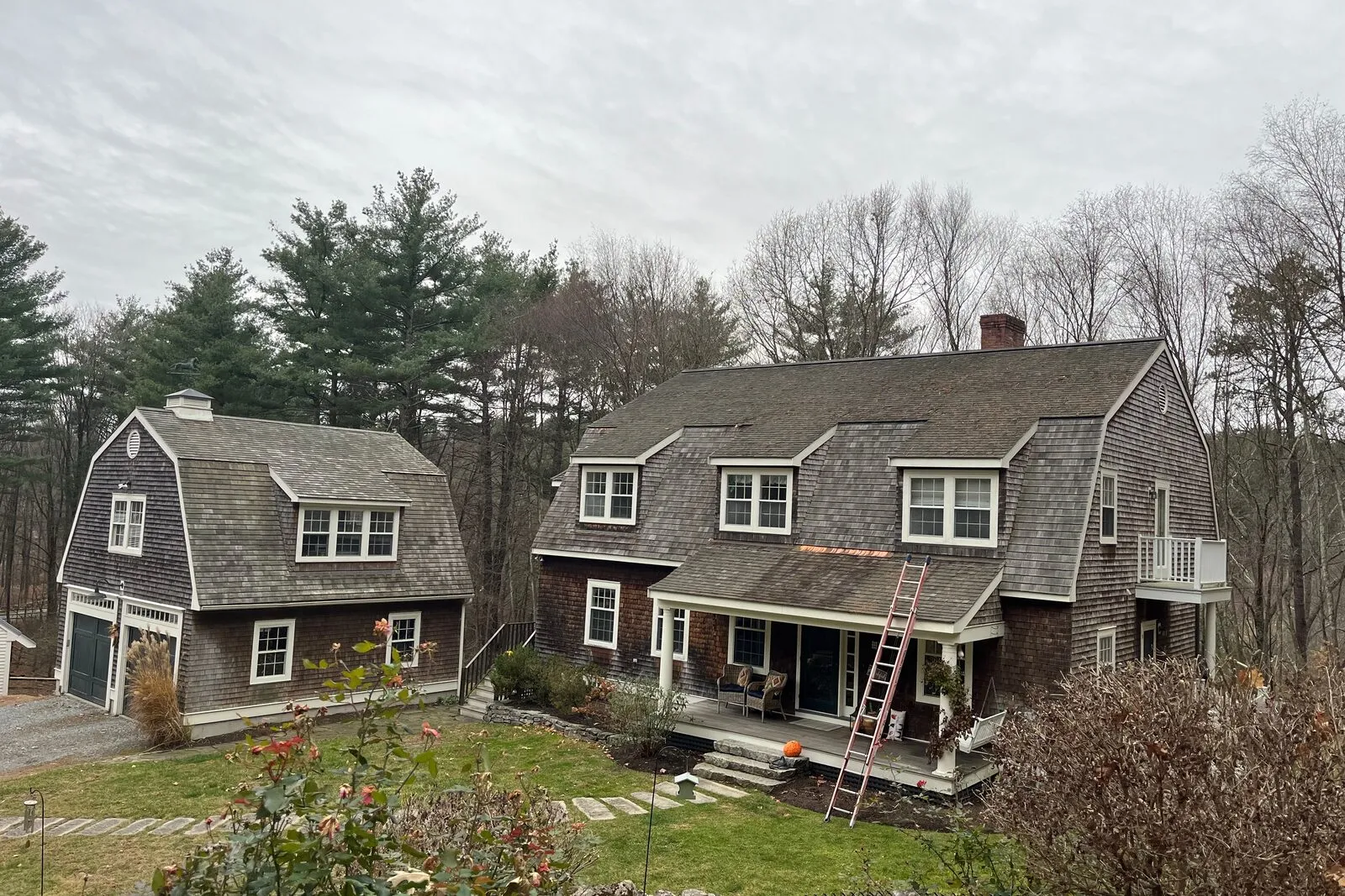 Architectural asphalt installation on a Stow colonial.