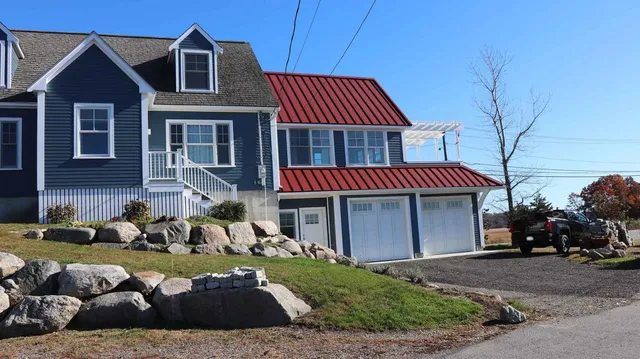 This project involved building a beautiful two-story addition, creating a two-car garage with a finished sun room and deck above. The addition was complemented by new windows and siding of the existing house.