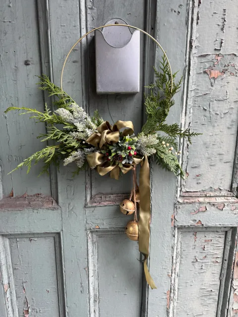2025 Modern Wreath. USA.