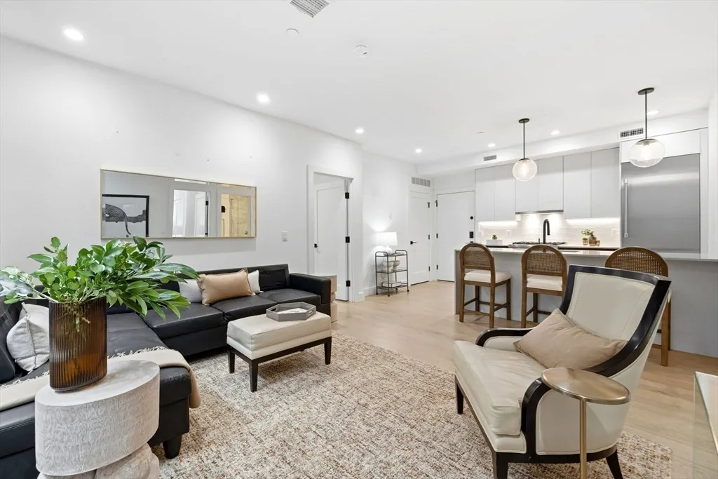 472 W Broadway # 202