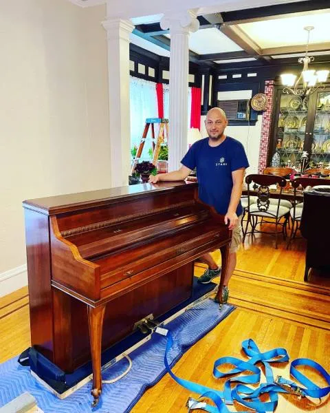 mover packing a piano