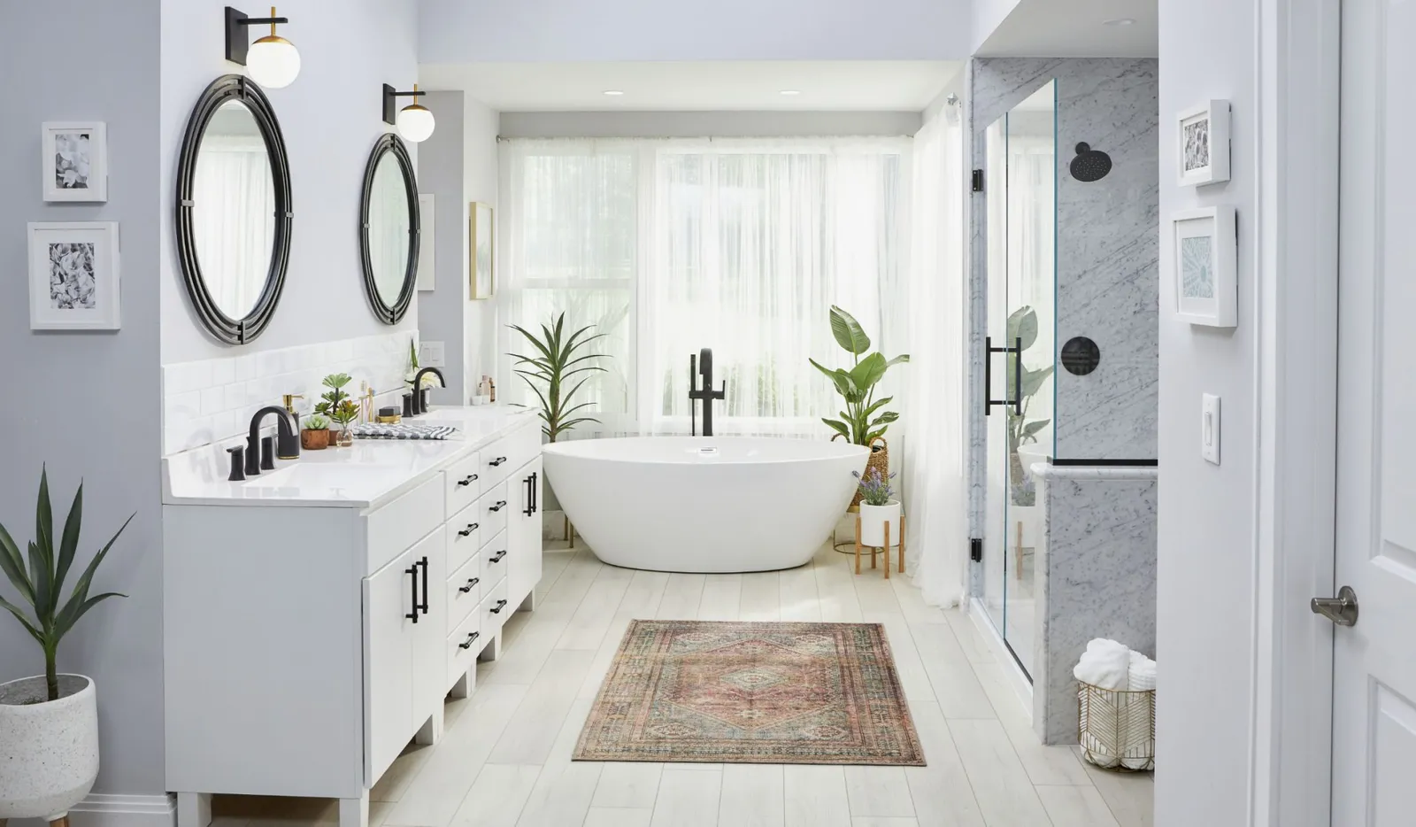 Re-Bath's White Carrera Contemporary bathroom design featuring a bathtub in Avery White, 39” x 69”, 96″ Riverside Cabinets, white with double vanity with SN-P18 hardware in matte black, and Clear glass frameless shower door.