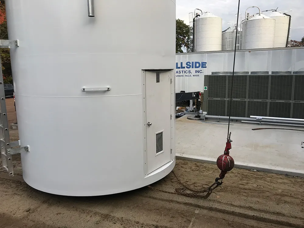 Storage tank in suspension, working on precision placement