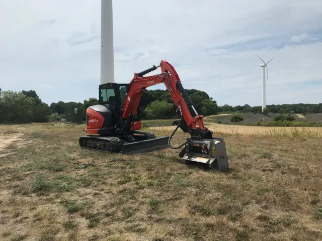 Excavator with mulching drum