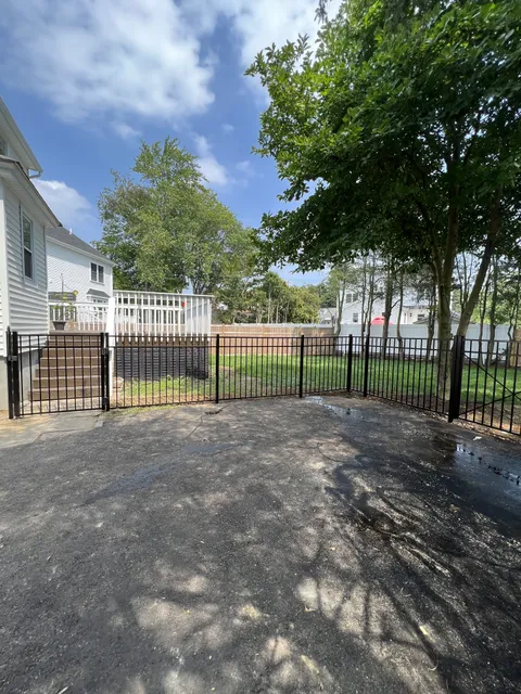 work photo from premiumfenceanddeck.com