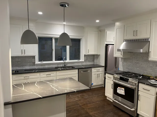 Modern kitchen wiring with pendant and recessed lighting