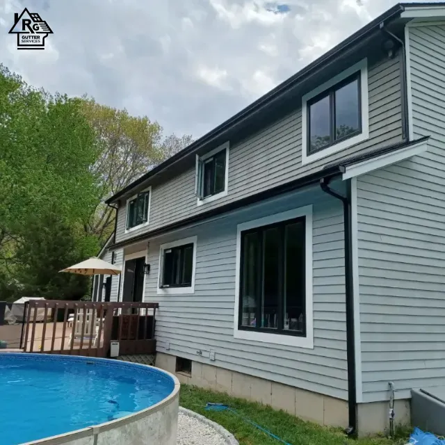 A house with a swimming pool in front of it