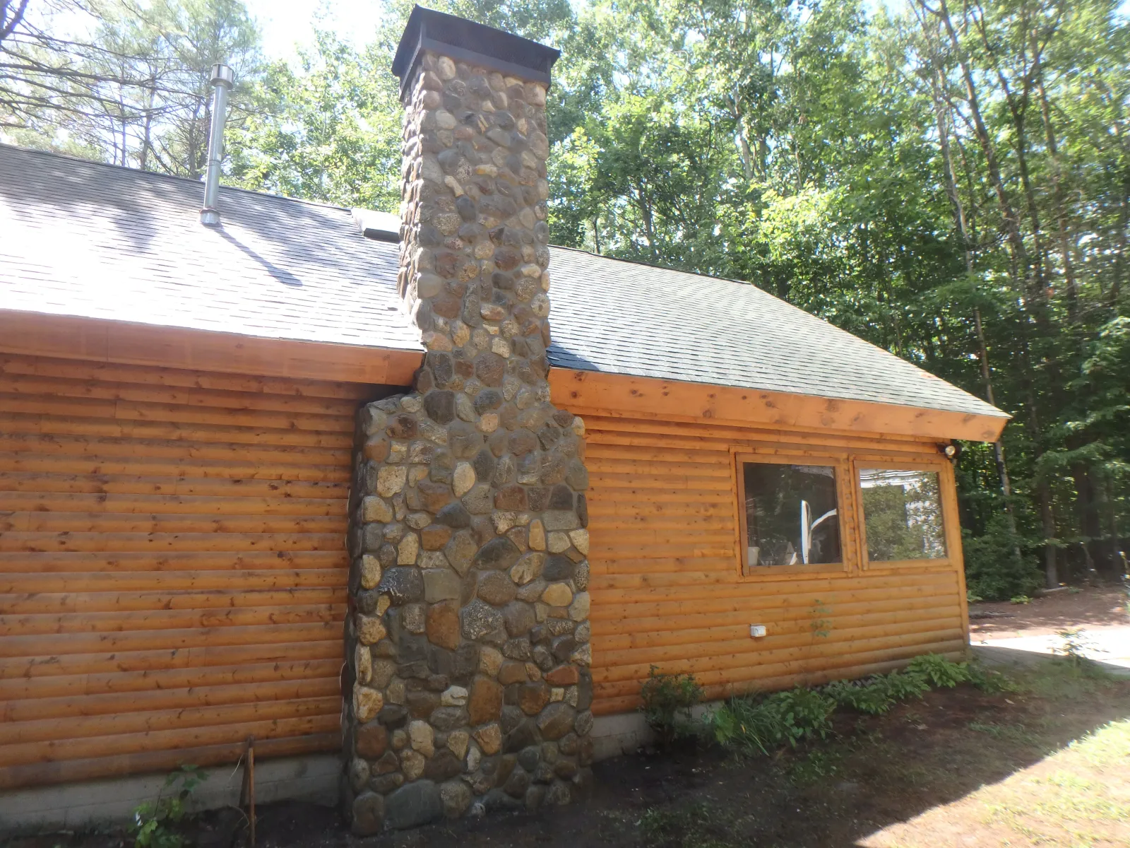Natural stone veneer with custom cap