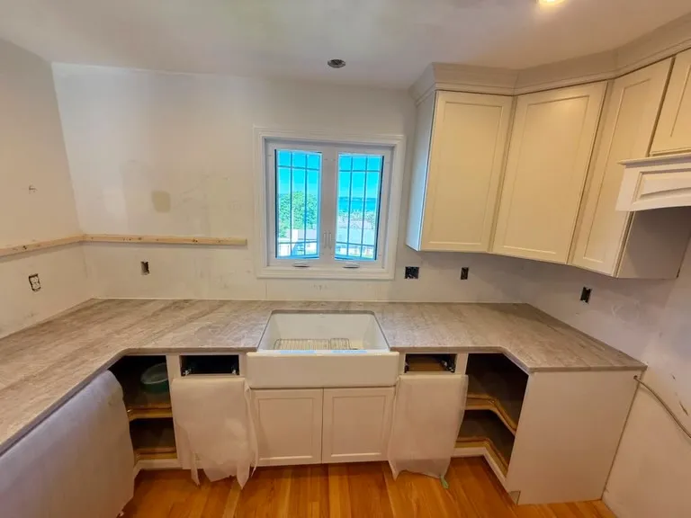 Fresh install 🤩
Bringing neutral tones to this kitchen with Taj Mahal Quartzite supplied by @msisurfaces 

📍Fall River, MA