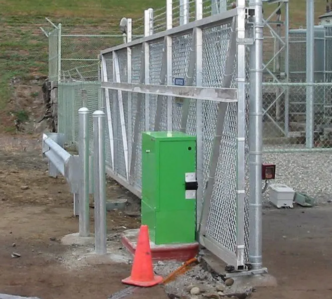 Sliding commercial gate securing the perimeter of a facility