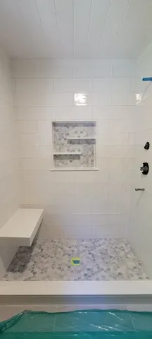 Custom Shower with Built-In Bench – Clean & Functional Design