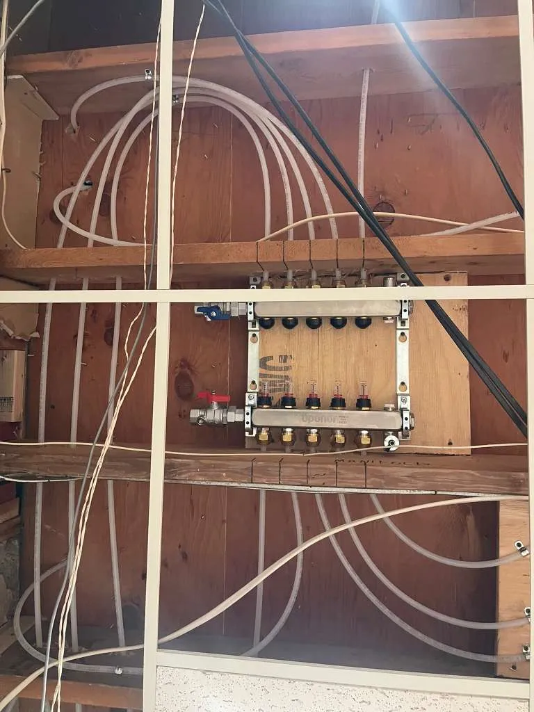 Heated floor manifold with supply and return connections